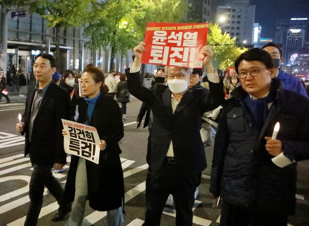 지난 22일 서울 광화문 일대에서 열린 ‘김건희 특검·윤석열 퇴진 촛불집회’에 참석한 김용민, 양이원영, 민형배(무소속), 황운하 의원. 출처 김용민 의원 페이스북