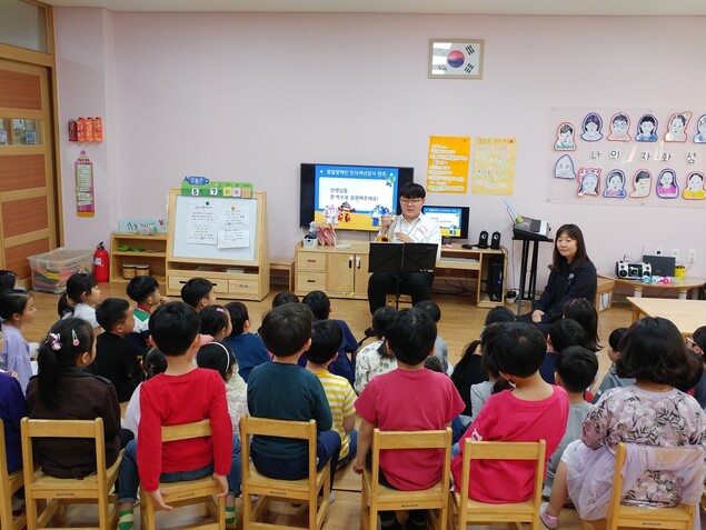 발달장애인 인식개선교육 강사인 임제균씨가 유치원에 찾아가 장애이해교육을 진행하고 있다. 교육을 마치면 우르르 달려와 사인을 해달라고 요청하는 일이 자주 있다고 한다. 하트하트재단 제공