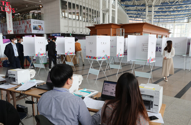 1일 오전 서울 서울역 3층에서 용산구선거관리위원회 관계자들이 사전투표소를 설치하고 있다. 이종근 선임기자<br><figure id="image_20369199" class="image noselect " data-no="20369199" data-w="575" data-h="377" data-large=""><img class="imageUrl" style="width: 575px; height: 377px;" src="http://flexible.img.hani.co.kr/flexible/normal/970/640/imgdb/original/2021/0401/5316172611783193.jpg" alt="1일 오전 서울 서울역 3층에 마련된 사전투표소에서 선관위 관계자들이 방역을 하고 있다. 이종근 선임기자">
<figcaption class="imageCaption" placeholder="Enter image caption">1일 오전 서울 서울역 3층에 마련된 사전투표소에서 선관위 관계자들이 방역을 하고 있다. 이종근 선임기자</figcaption>
</figure></img>