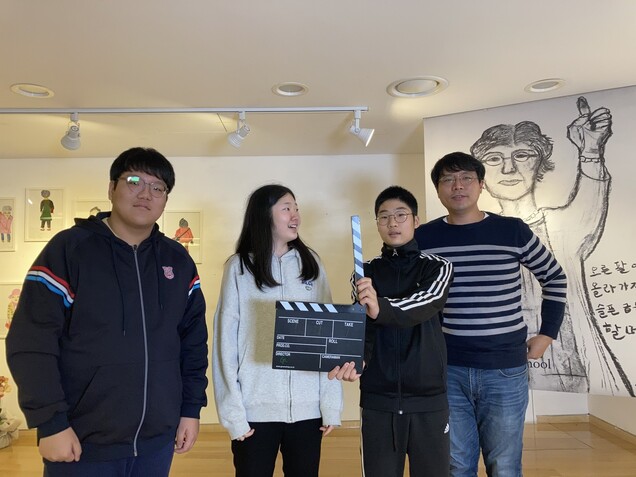 사전 인터뷰 촬영에 참여한 삼광초 영상제작반 학생들과 지도 교사. 사전 인터뷰 촬영에 참여한 삼광초 영상제작반 학생들과 지도 교사.