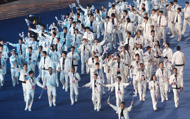 한국 선수단이 23일 밤 열린 2022 항저우 아시안게임 개막식에 입장하고 있다. 항저우/윤운식 기자 yws@hani.co.kr