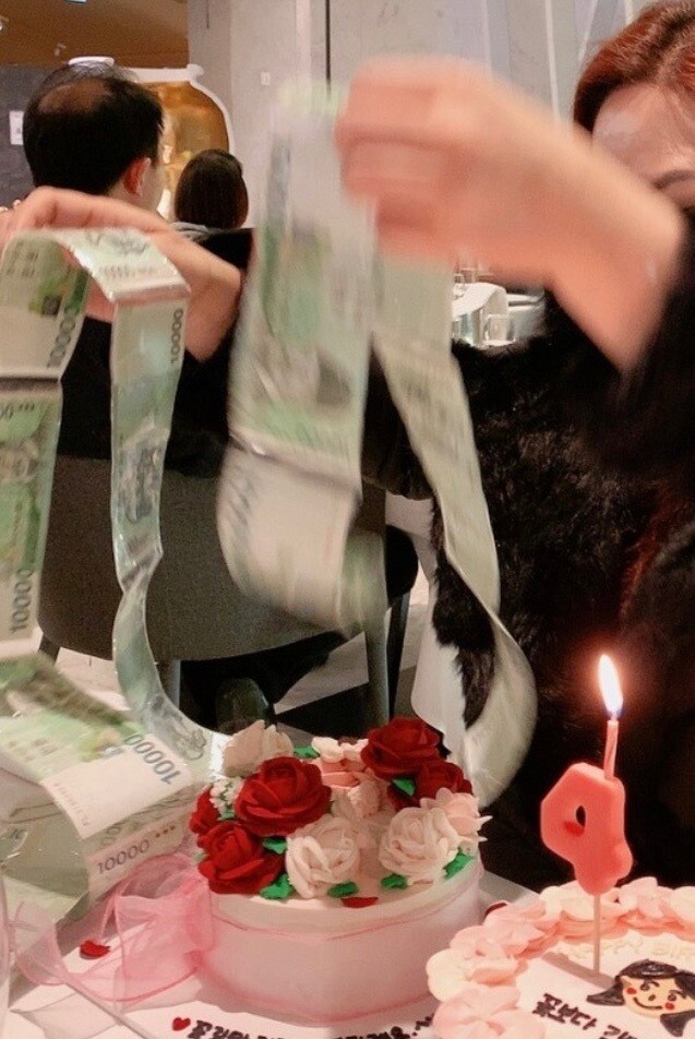 2020년1월 유진·유나 어머니의 생일에 유나가 선물한 ‘용돈 나오는 케이크’를 받고 어머니가 즐거워하는 모습. 유가족 제공