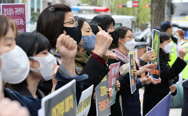 '여성가족부 폐지 저지 공동행동'에 참여하고 있는 단체 회원들이 14일 서울 종로구 통의동 대통령직인수위원회 앞에서 여성가족부 폐지 반대와 성평등 추진 체계 강화 등을 촉구하는 기자회견을 하고 있다. &lt;연합뉴스&gt;