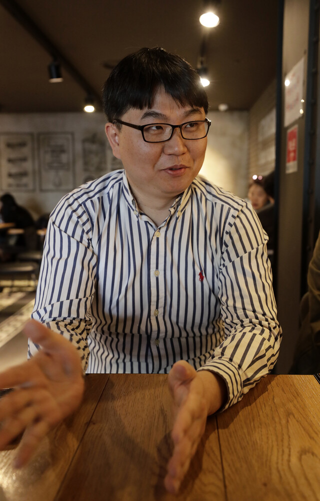 ‘대통령 욕설, 일본 불매운동 비하’와 관련해 내부고발했다가 해고당한 &lt;경기방송&gt; 윤종화 기자가 지난 22일 오후 서울 서초구 양재동의 한 카페에서 &lt;한겨레&gt;와 인터뷰를 하고 있다. 김명진 기자 littleprince@hani.co.kr