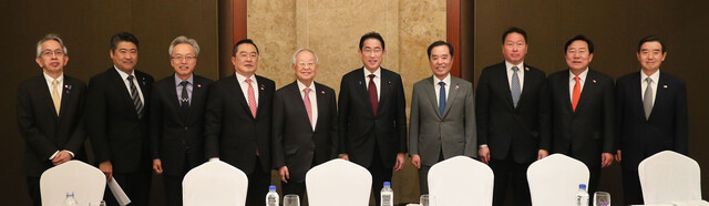 기시다 후미오 일본 총리와 국내 경제6단체장이 8일 서울 중구 롯데호텔에서 만나 기념촬영을 하고 있다. 왼쪽부터 아이보시 고이치 주한일본대사, 기하라 세이지 내각관방 부장관, 최진식 한국중견기업연합회 회장, 구자열 한국무역협회 회장, 손경식 한국경영자총협회 회장, 기시다 총리, 김병준 전국경제인연합회 회장직무대행, 최태원 대한상공회의소 회장, 김기문 중소기업중앙회 회장, 김윤 한일경제협회 회장.