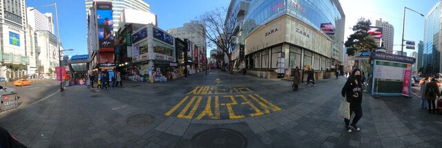 점포들이 문을 닫아 한산한 모습을 보이고 있는 지난달 9일 오전 서울 중구 명동 일대의 모습. 백소아 기자 thanks@hani.co.kr