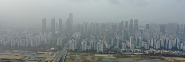 인천 동남부 지역에 미세먼지 경보가 내려진 지난 13일 오전 인천시 연수구 동춘터널에서 바라본 송도국제도시가 미세먼지와 해무로 뿌옇게 보이고 있다. 연합뉴스