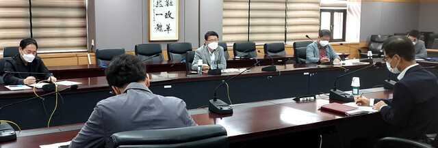 은성수 금융위원장이 4일 서울 종로구 정부서울청사에서 금융시장 점검회의를 진행하고 있다. 금융위 제공 은성수 금융위원장이 4일 서울 종로구 정부서울청사에서 금융시장 점검회의를 진행하고 있다. 금융위 제공