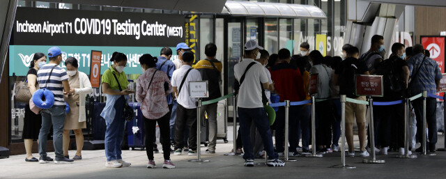 지난 7월 인천국제공항 제1터미널 코로나19 검사센터에서 입국자들이 코로나 검사를 받기 위해 줄을 서 있다. 김명진 기자 littleprince@hani.co.kr