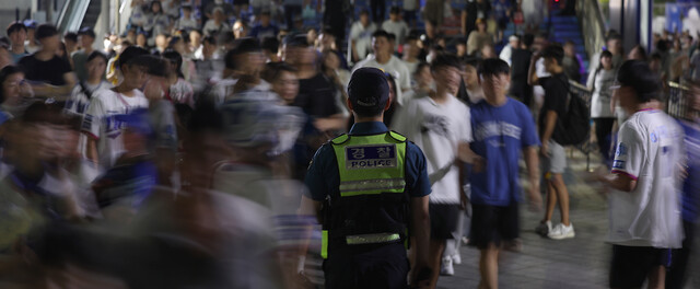 삼성과 엘지(LG)의 프로야구 경기가 열리는 대구 야구장에서 ‘흉기 난동’을 부리겠다는 예고 글이 올라온 지난달 5일 오후 대구 삼성라이온즈파크에서 경찰이 만일의 상황에 대비하고 있다. 연합뉴스