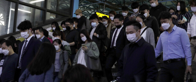 지난 13일 오전 서울 구로구 신도림역에서 시민들이 마스크를 쓰고 열차를 갈아타기 위해 이동하고 있다. 김혜윤 기자 unique@hani.co.kr