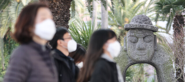 제주 지역사회에 신종 코로나바이러스 감염증에 대한 우려가 퍼지는 가운데, 2일 오전 제주국제공항을 통해 들어온 국내외 여행객들이 마스크를 쓰고 주차장으로 가고 있다. 제주/연합뉴스