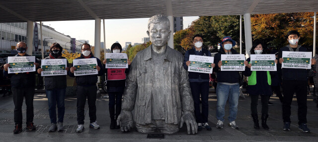 전태일 열사 50주기를 하루 앞둔 지난 11월12일 각 사업장의 노동자들이 인간다운 삶을 요구하며 전태일 동상 앞에서 섰다. 박종식 기자 anaki@hani.co.kr