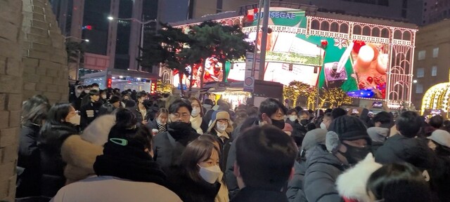 24일 저녁 서울 중구 신세계백화점 본점 앞 미디어파사드를 구경하기 위해 몰린 시민들. 경찰은 안내 경고 방송을 울리며 이동을 촉구했다. 사진 장예지 기자