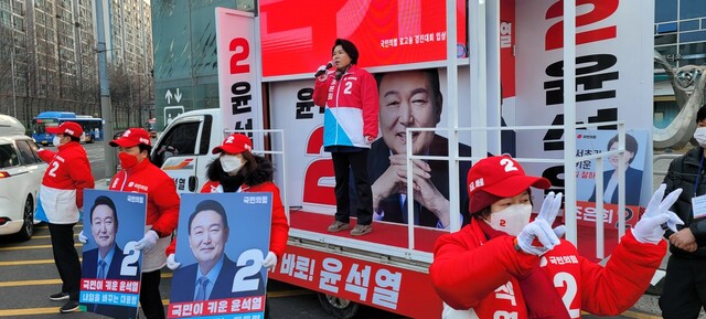 조은희 국민의힘 후보가 지난달 25일 서울 서초구 고속버스터미널 앞에서 선거운동을 하고 있다. 조은희 후보 캠프 제공