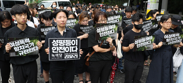 한국성폭력상담소와 한국여성의 전화가 24일 오전 서울 관악구 신림동 한 공원에서 마련한 ‘공원 여성살해 사건 피해자 추모 및 여성폭력 방치 국가 규탄 긴급행동’에 참가한 시민들이 공원 입구에서 사건 현장으로 출발하기에 앞서 추모사를 듣고 있다. 김정효 기자 hyopd@hani.co.kr