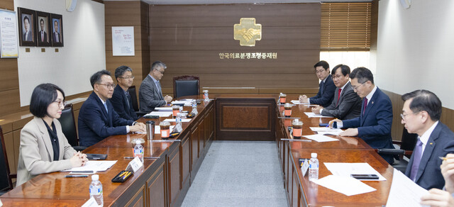 보건복지부가 2일 서울시 중구 서울시티타워에서 ‘의료분쟁 제도개선 협의체’ 첫 기획 회의를 하고 있다. 사진 보건복지부 제공