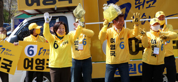 심상정 정의당 대표가 8일 창원시 성산구 반송시장에서 경남 창원성산 여영국 후보 지원 유세를 하고 있다. 연합뉴스.