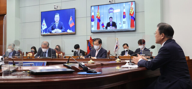 문재인 대통령이 10일 청와대 영상회의실에서 우흐나 후렐수흐 몽골 대통령과 화상 정상회담을 하며 인사말을 하고 있다. 연합뉴스