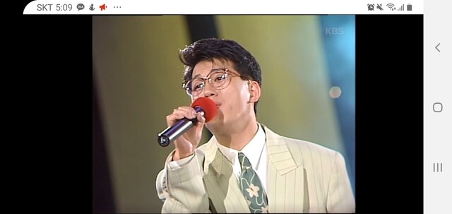 1990년 ‘미소속에 비친 그대’로 데뷔한 신승훈. ‘어게인 가요톱텐’ 화면 갈무리