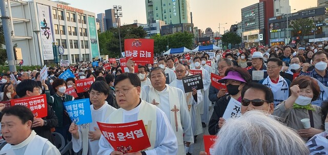 1일 저녁 7시 광주 5·18민주광장에서 천주교 정의구현전국사제단(사제단)과 천주교 광주대교구 정의평화위원회 주최로 시국 미사가 열리고 있다. 정대하 기자