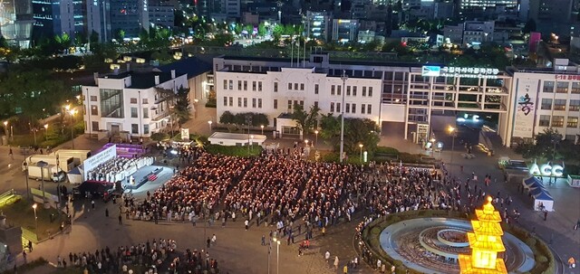 1일 저녁 7시 광주 5·18민주광장에서 천주교 정의구현전국사제단(사제단)과 천주교 광주대교구 정의평화위원회 주최로 시국미사가 열리고 있다. 정대하 기자