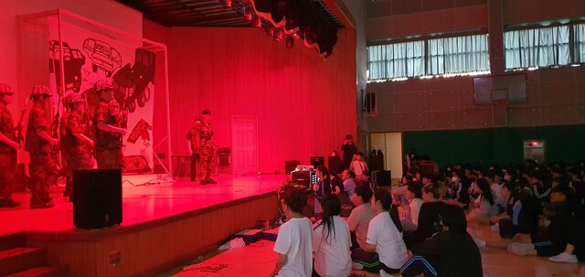 광주 산정중학교 학생들이 무대에 올린 연극 ‘봄볕 내리는 날’ 한 장면. 정대하 기자
