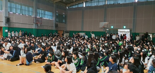 지난 18일 광주 산정중학교 학생 400여명이 학교 강당에서 오월 연극을 관람하고 있다. 정대하 기자