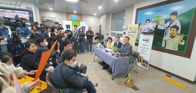 6일 정오 광주 광산구청 안 카페 홀더 광산구청점에서 열린 카페 홀더 10돌 기념식에서 임은정 검사와 민형배 국회의원, 김용목 실로암 대표 등이 이야기하고 있다. 정대하 기자