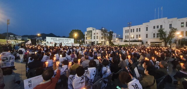 1일 저녁 7시 광주 5·18민주광장에서 천주교 정의구현전국사제단(사제단)과 천주교 광주대교구 정의평화위원회 주최로 시국미사가 열리고 있다. 정대하 기자