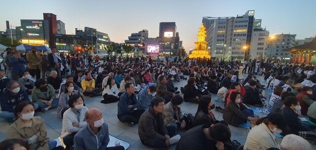 1일 저녁 7시 광주 5·18민주광장에서 천주교 정의구현전국사제단(사제단)과 천주교 광주대교구 정의평화위원회 주최로 열린 시국미사엔 일반 시민들도 대거 참석했다. 정대하 기자