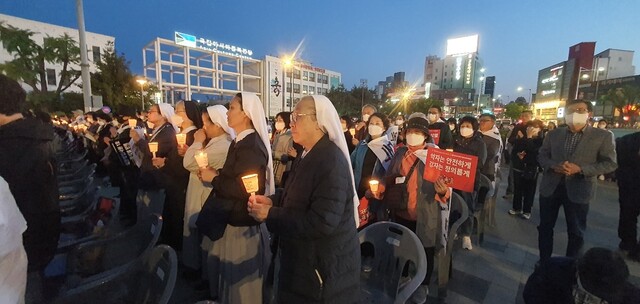 1일 저녁 7시 광주 5·18민주광장에서 천주교 정의구현전국사제단(사제단)과 천주교 광주대교구 정의평화위원회 주최로 열린 시국미사. 정대하 기자