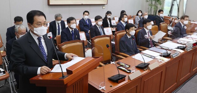 유영민 대통령 비서실장이 23일 서울 여의도 국회에서 열린 운영위원회 전체회의에서 청와대 수석비서관 등을 소개하고 있다. 연합뉴스