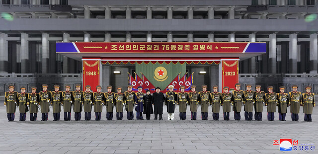 김정은 조선노동당 총비서 겸 국무위원장이 딸 김주애양, 부인 리설주 여사와 함께 8일 밤 평양 김일성광장에서 열린 조선인민군 창건(건군절) 75돌 경축 열병식에 참석했다고 &lt;노동신문&gt;이 9일 보도했다. 이어 “노동당 중앙위 정치국 상무위원이며 당중앙위 조직 비서인 조용원 동지와 당중앙위 비서들인 리일환·김재룡·전현철 동지가 존경하는 자제분을 모시고 귀빈석에 자리잡았다”고 전했다. 조선중앙통신 연합뉴스