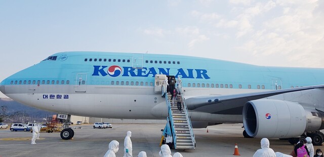 31일 오전 중국 후베이성 우한에서 정부의 첫번째 전세기를 타고 김포공항에 도착한 교민들이 비행기에서 내리고 있다. 연합뉴스