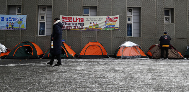 주말까지 추위가 이어진다고 알려진 가운데 29일 오전 서울 중구 서울역광장에 노숙인 동사를 막기 위해 인근 교회에서 지원한 텐트 총 35개가 설치돼 있다. 김혜윤 기자 unique@hani.co.kr