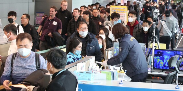 28일 오전 인천국제공항 1여객터미널 입국장에서 중국 톈진에서 입국한 사람들이 검역소에 건강상태질문서를 내고 있다. 인천공항/백소아 기자 thanks@hani.co.kr