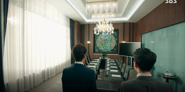 드라마 <하이에나> 속 찰스 파지노의 3D 팝아트 ‘더 나은 세상을 위하여’. 화면 갈무리