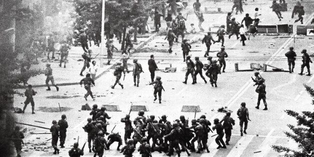 ​1980년 5·18항쟁 당시 계엄군들이 광주 시내에서 시민들을 쫓고 있다. 5·18기념재단 제공