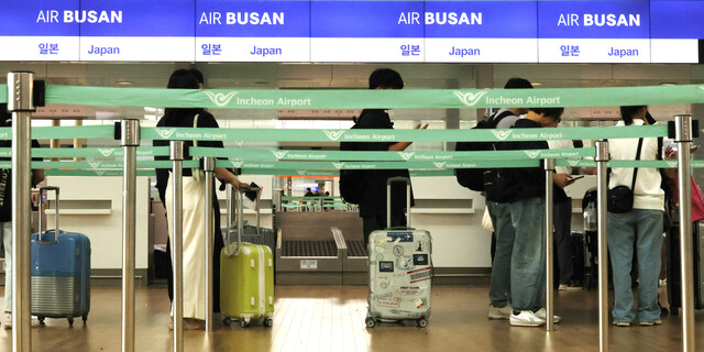 지난 12일 인천국제공항 1터미널 출발층이 일본으로 향하는 여행객으로 붐비고 있다. 연합뉴스