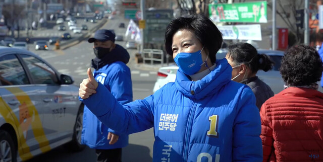 이정근 더불어민주당 후보가 지난달 27일 서울 서초구 내방역 7번 출구 앞에서 선거운동을 하고 있다. 유튜브 채널 ‘이정근TV’ 갈무리