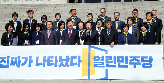 열린민주당 비례대표후보자 추천관리위원인 정봉주 전 의원이 22일 서울 여의도 국회 본청앞 계단에서 열린 열린민주당 비례대표 후보자 출마자 기자회견에서 발언하고 있다. 김경호 선임기자jijae@hani.co.kr