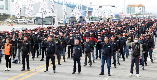 24일 총파업에 들어간 화물연대 전남지부 조합원들이 광양항 국제터미널 입구에서 대형 화물차량으로 입구를 막고 출정식을 열고 있다. 연합뉴스