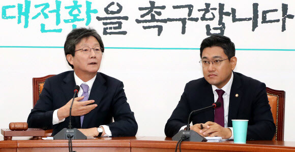 ‘변화와 혁신을 위한 비상행동’ 유승민 대표(왼쪽)와 오신환 바른미래당 원내대표가 14일 오전 국회에서 열린 비상회의에 참석해 기자들 질문에 답하고 있다. 연합뉴스