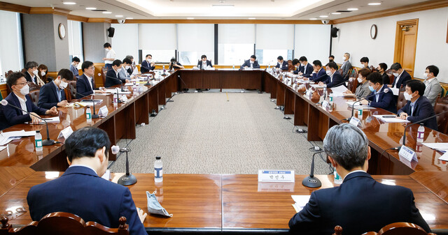 손병두 금융위 부위원장이 11일 서울 중구 전국은행연합회에서 금융리스크 대응반 회의를 주재, 모두발언을 하고 있다. 금융위 제공