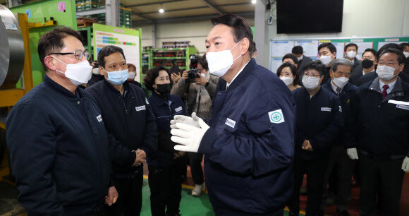 윤석열 국민의힘 대선 후보가 10일 오전 인천 남동구 경우정밀에서 중소기업 경영 및 근로환경 개선 현장 방문을 하며 경우정밀 직원들과 대화를 나누고 있다. 공동취재사진