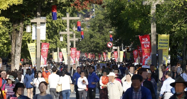 관광객들이 전주한옥마을 중심부인 태조로를 걷고 있다. 전주시 제공