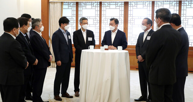 문재인 대통령이 15일 오후 청와대에서 열리는 확대경제장관회의에 앞서 참석자들과 환담하고 있다. 연합뉴스