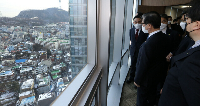 변창흠 국토교통부 장관이 2025년까지 전국에 83만호의 주택을 공급하겠다고 발표한 다음날인 5일 서울역 일대 노후주택 동네를 살펴보고 있다. 사진공동취재단