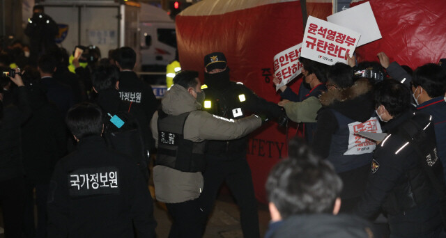 민주노총을 압수수색한 국가정보원 관계자들이 지난 18일 저녁 서울 중구 정동 민주노총에서 압수품을 들고 나오고 있다. 김정효 기자 hyopd@hani.co.kr